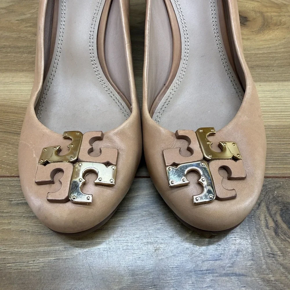 Tory Burch Lowell Wedge Pumps 7.5 M Camel Tan Leather Dress Office Gold Logo
